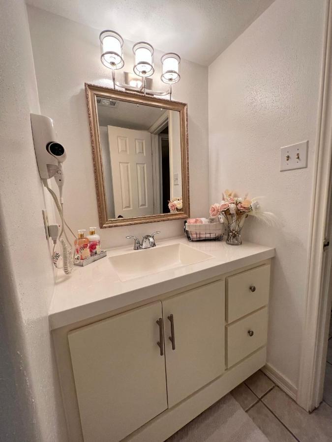 Centrally Located Houston Retreat! Sleeps 8, 10 Min To Downtown, Free Parking 외부 사진