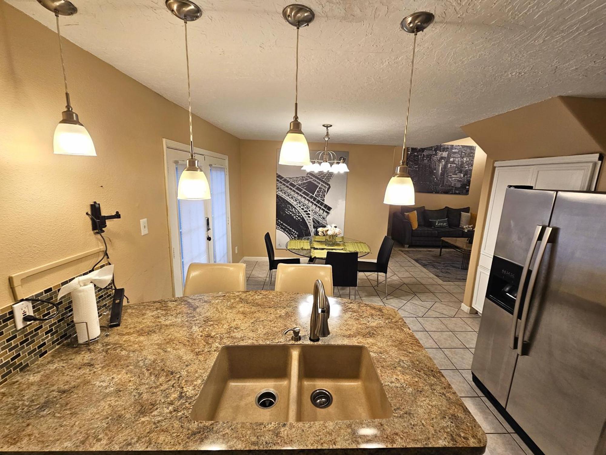 Centrally Located Houston Retreat! Sleeps 8, 10 Min To Downtown, Free Parking 외부 사진